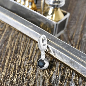 Breloque de pierre de naissance ronde saphir 5mm avec fermoir à clipser 5x4mm en argent sterling fait à la main breloque de pierre précieuse minuscule pour la fabrication de bijoux - Product Image 1