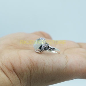แหวนเงินแท้ 925 ทำมือ ประดับด้วยมูนสโตนทรงรี อัญมณีธรรมชาติ เครื่องประดับสำหรับผู้หญิง ของขวัญคริสต์มาส ของขวัญปีใหม่ - Product Image 4
