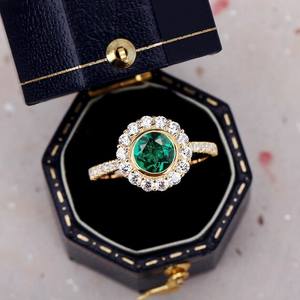 Esmeralda cultivada en laboratorio de corte redondo, anillo de compromiso de oro amarillo sólido de 14 quilates, anillo de Halo de forma redonda, reemplazo de piedras preciosas disponible - Product Image 2