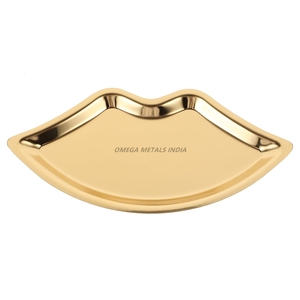 Plateau de service élégant en forme de lèvre d'or avec la finition brillante et la conception unique idéale pour l'affichage amusant et décoratif chic - Product Image 1