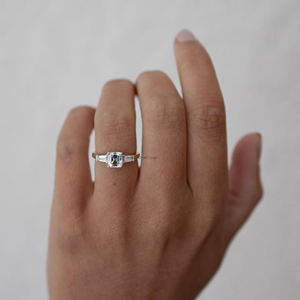 Asscher Cut Moissanite 1.25 Carat Bague à trois pierres avec pierres latérales coupées baguette et bande droite de 2.0mm Cadeau de mariage pour elle - Product Image 4