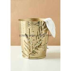 Cubo de basura de metal ligero y fácil de manejar con un acabado liso perfecto para el uso diario en espacios urbanos pequeños - Product Image 2