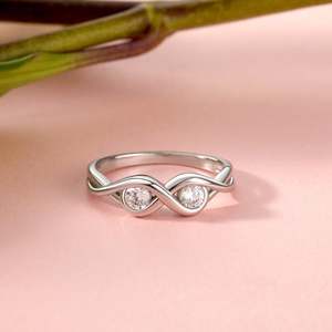 Anillo de Promesa Jeulia Personalizado con Dos Diamantes Cultivados en Laboratorio, Chapado en Oro Rosa sobre Plata de Ley - Product Image 4