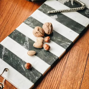 เขียงหินอ่อนสีดำและสีขาวอุปกรณ์ครัวสุดหรูสำหรับตัดและเสิร์ฟพร้อมรูปลักษณ์ทันสมัย - Product Image 1
