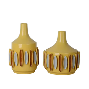 Jarrón de cerámica amarillento que añade una presencia terrosa y acogedora a los interiores modernos, equilibrando la tecnología con la calidez artesanal. - Product Image 4