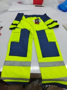 Pantalones de trabajo de seguridad reflectantes de alta visibilidad personalizables Ropa de trabajo de algodón a prueba de agua con logotipo personalizado multibolsillos - Product Image 3