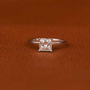 Bague de fiançailles personnalisable en or massif 14KT serti de lunette fine, diamant taille princesse cultivé en laboratoire, style tendance, certifiée IGI - Product Image 2