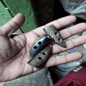 Bascule en corne de boeuf de buffle fabriquée à la main avec un bouton à bascule poli à 2 trous - Product Image 3