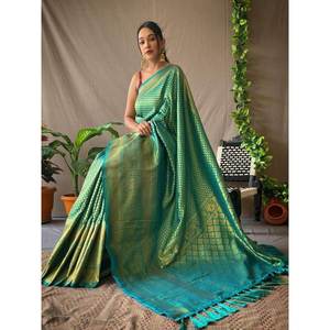Magnifique sari de mariage en soie Kanjeevaram tissée verte avec un chemisier pour les robes de mariée - Product Image 1