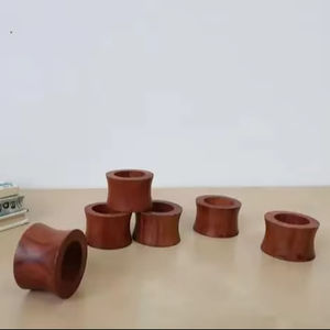 Ensemble de 4 anneaux de serviette en bois au design classique tendance, anneaux de serviette en bois massif de couleur marron pour la table et la vaisselle - Product Image 1