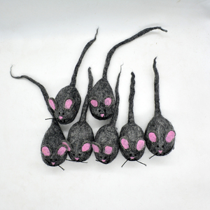 Jouets de souris faits à la main en feutre de laine de haute qualité pour animaux de compagnie, jouets d'animaux en feutre de laine écologiques et doux du Népal. - Product Image 1