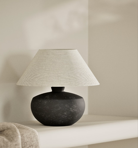 Lámpara de mesa sencilla de madera rubia con pantalla blanca para tu mesita de noche. Aspecto limpio, disponible a precios de mayoreo. - Product Image 2