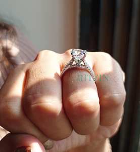 แหวนหมั้นเพชรโมอิสซาไนต์ทรงกลม 3.00 กะรัต ความใส VVS ตัวเรือนเงินแท้แบบแยกส่วน - Product Image 4