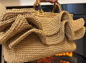 Bolso de Rafia Tejido a Mano: Bolso Boho Beige con Asas de Bambú - Product Image 3
