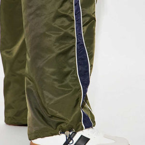 Pantalones Deportivos Unisex de Nailon con Logotipo Personalizado, Franja Curva, Corte Regular, Pantalones Cortavientos de Moda, Pantalones de Nailon de Pierna Ancha de Talla Grande - Product Image 5