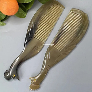 Peigne à cheveux en corne de buffle naturelle artisanale de luxe, motif d'écailles de dragon, peigne antistatique personnalisé, outil pour femmes par FWE - Product Image 1
