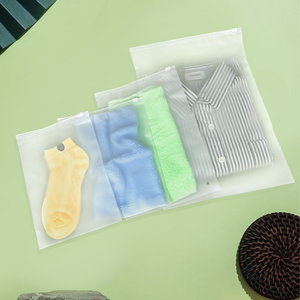 ถุงซิปล็อคพลาสติกแบบ<span class=keywords><strong>ด</strong></span>้านสำหรับ<span class=keywords><strong>เสื้อ</strong></span>ผ้า พิมพ์โลโก้ได้ ผลิตจาก CPE ย่อยสลายได้ทางชีวภาพ พร้อมซิปเลื่อน PE ปิ<span class=keywords><strong>ด</strong></span>ผนึกได้ ใช้สำหรับบรรจุภัณฑ์เสื้อผ้า - Product Image 4