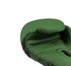Gants de boxe Muay Thai personnalisés en cuir avec logo, fermeture auto-agrippante, pour hommes et femmes, couleur verte. - Product Image 2