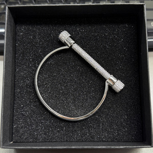 Brazalete de tornillo CZ completo, diseño audaz en forma de D, pulsera con piedras y motivo de tornillo, joyería unisex para vendedores en línea, venta al por mayor a granel - Product Image 3