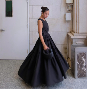 Robe maxi noire classique, design à étages élégant, style minimaliste, fabriquée au Vietnam - Product Image 1