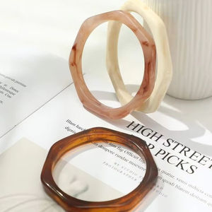 Elégants ronds de serviette en résine de qualité supérieure avec des détails floraux complexes pour la décoration de réception de mariage et les fêtes formelles - Product Image 1