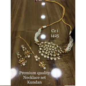 Collier Kundan le plus vendu avec Jhumkis et Maang Tikka Parfait pour les festivals disponibles en vrac - Product Image 1