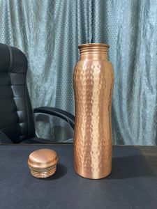 ขวดน้ำทองแดงบด950มล. ผลิตในอินเดียทองแดงบริสุทธิ์ดื่มโดยตรงเป็นมิตรต่อสิ่งแวดล้อมยั่งยืนสำหรับการเดินทางกลางแจ้งใช้ได้ทั้งชายและหญิง - Product Image 2