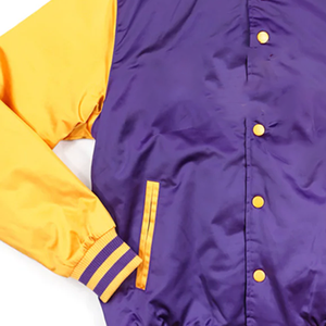 Chaqueta Varsity Premium Morada y Dorada, Corte Ajustado, Estilo Urbano, Tipo Béisbol, Cuello en V, Bolsillos con Cremallera, Impermeable - Product Image 2