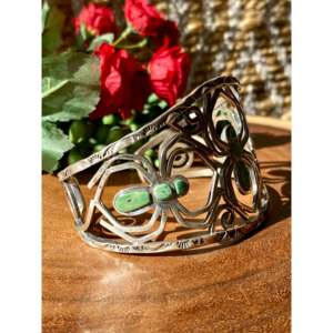 Pulsera de Plata de Ley con Diseño de Araña y Turquesa Kingman de Merle House, Elegante Diseño de Araña con Turquesa Kingman en Plata de Ley - Product Image 3
