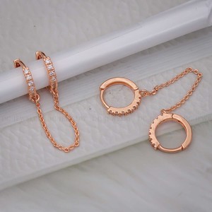 Pendientes de Aro Dobles de Acero Inoxidable Chapados en Oro Minimalista con Circonitas Cúbicas Brillantes de Alta Calidad para Boda - Product Image 1