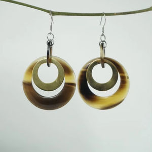 Boucles d'oreilles en corne de buffle naturelle uniques classiques faites à la main mode de luxe d'Inde - Product Image 1