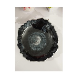 Ce bol en résine fabriqué à la main est une pièce décorative frappante avec une base noire brillante avec des tourbillons blancs et argentés. - Product Image 2
