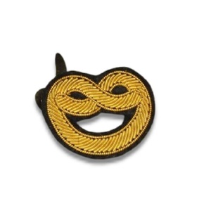 Broche personnalisée en cuivre en forme de pretzel, brodée à la main avec fils et perles, pour mariage et mode enfantine, vente en gros - Product Image 1