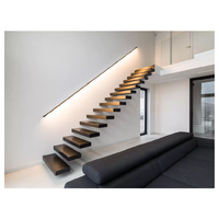 Escalier flottant à marches ouvertes avec marches en chêne massif, poutre métallique cachée, design d'escalier intérieur minimaliste