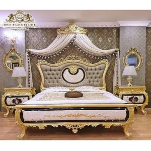 Cama clásica de madera maciza King Size con mesitas de noche Juego de dormitorio de lujo de 5 piezas en oro antiguo Juego de dormitorio Royal King Size - Product Image 1