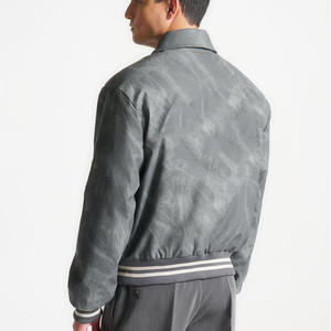 Blouson aviateur universitaire en toile à motif brodé pour hommes manteau coupe-vent boutonné léger et décontracté en polyester pour l'hiver - Product Image 3