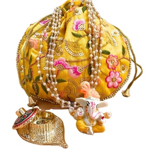 Attrayant fait à la main coloré seigneur Ganesh idole avec feuille Design Kumkum plaque mariage retour cadeau Combo Potli sacs - Product Image 1