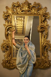 Saree miroitant en tissu exclusif avec travail Zari complexe et bordure en dentelle à paillettes avec chemisier en gros exportation de vêtements ethniques - Product Image 5