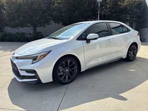 Toyota Corolla XSE 2025 Berline Blanche Phares à LED Transmission Automatique Pneus R18 Moteur Essence 5 Places - Product Image 1