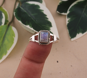 925 argent Sterling arc-en-ciel pierre de lune bague en argent à la main carré pierre précieuse bague délicate pierre de lune bijoux cadeau pour elle - Product Image 1