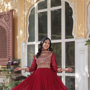 Elegante Vestido Anarkali Bordado con Diseño de Flores Falsas, Escote en Forma de Pan, con Dupatta, Bordado Pesado con Lentejuelas y Hilo Zari - Product Image 1