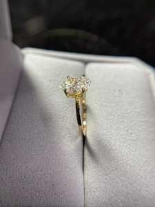 2.50 Ct Ovale Euro Shank Lab Grown Diamant ou Moissanite Solitaire Bague de Fiançailles 14k Or Massif Cadeau de Mariage Fait Main pour Elle - Product Image 2