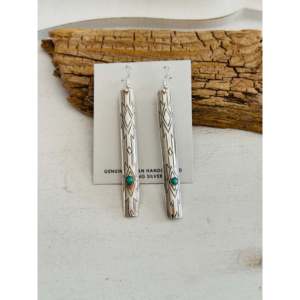 Boucles d'oreilles pendantes en turquoise Kingman et argent sterling, fabrication Navajo, bijoux culturels de collection pour ajouter du style et du caractère - Product Image 1