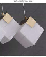 Suspension linéaire à six lampes de style nordique en albâtre avec abat-jour carré et cadre doré, idéale pour l'éclairage d'îlot de cuisine.