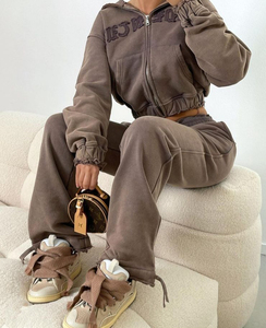 Ensemble de survêtement vintage deux pièces pour femmes, coupe courte, en polyester épais, avec logo personnalisé, pantalon de jogging et fermeture éclair effet usé - Product Image 6