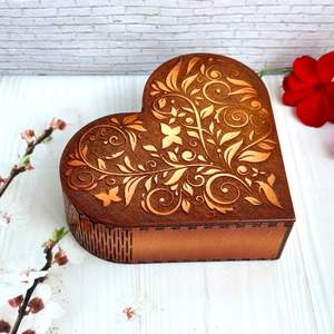 Boîte à bijoux en bois en forme de cœur sur mesure, fabrication artisanale en bois massif, rangement pour bibelots, décoration d'intérieur, cadeau - Product Image 1