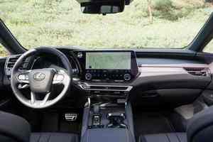 Toyota RX 500h F Sport Performance Hybrid 2023, poco uso, bajo kilometraje, sin problemas mecánicos, listo para conducir - Product Image 3