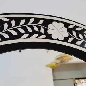 Espejo de pared con marco de incrustaciones de hueso floral blanco y negro de diseño tradicional hecho a mano por Crescent Crafts - Product Image 3