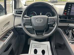 Toyota Sienna LE Híbrida Usada 2024 - Product Image 3