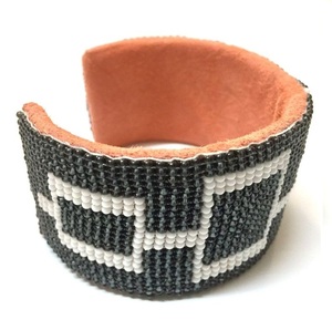 สร้อยข้อมือลูกปัดปักลายทำด้วยมือมีสไตล์สำหรับผู้หญิงกำไลข้อมือลูกปัดปักลายหรูหราพร้อมโลโก้ออกแบบได้ตามต้องการ - Product Image 2